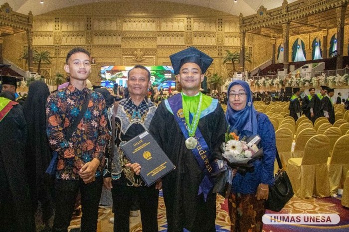 Achmad Reza berhasil membuktikan diri sebagai mahasiswa peraih IPK sempurna dan dinobatkan sebagai lulusan terbaik S-2 Pendidikan Olahraga dalam gelaran Wisuda ke-106 UNESA pada Kamis, 10 Agustus 2023.