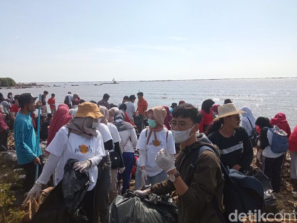 Aksi Bersih-bersih Sampah di Pantai Kesenden Cirebon