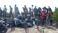 Dalam melakukan kegiatan bersih-bersih sampah ini, para warga pun telah melengkapi diri dengan berbagai macam perlengkapan. Seperti sarung tangan, sepatu, hingga plastik yang digunakan untuk mengangkut sampah. (Foto: Ony Syahroni/detikJabar)