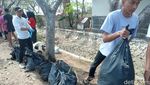 Aksi Bersih-bersih Sampah di Pantai Kesenden Cirebon