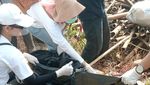 Aksi Bersih-bersih Sampah di Pantai Kesenden Cirebon