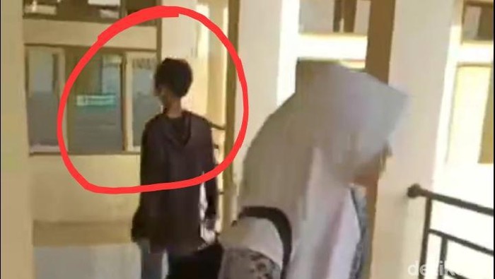 Aksi nekat pelaku saat masuk ke SMA 1 Mandirancan dan menusuk siswi kelas 3 di sana.