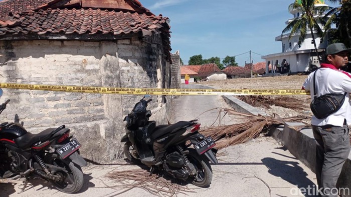 Area sumber bunyi misterius dari dalam bumi di Sumenep disterilisasi dengan garis polis. Area sumber bunyi misterius dari dalam bumi di Sumenep disterilisasi dengan garis polis.