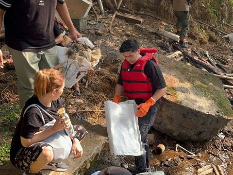 Artis Bersihkan Kali Ciliwung