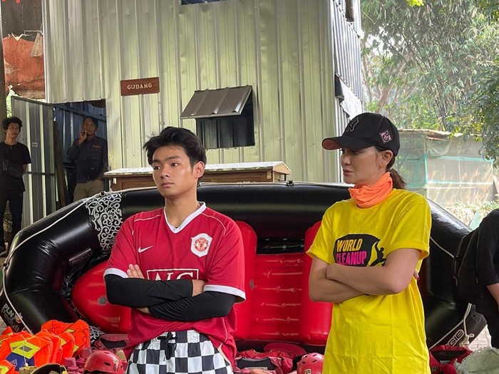 Artis Bersihkan Kali Ciliwung