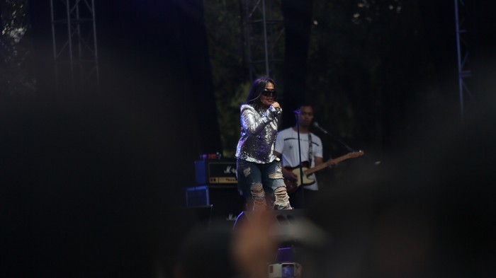 Atiek CB Atiek CB di The 90's Festival.