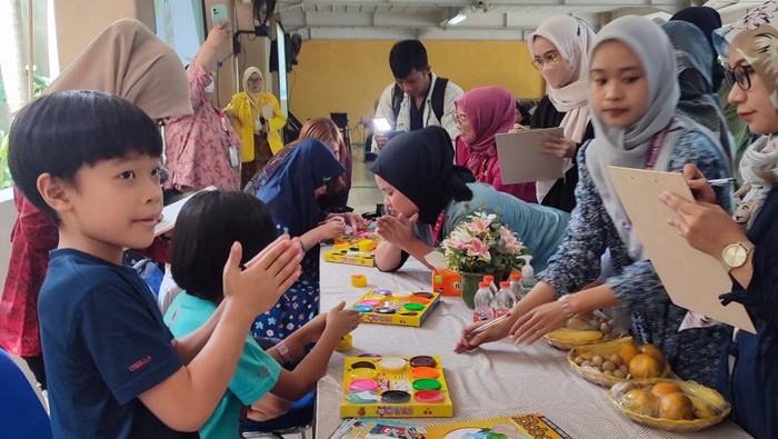 Daniel, 8 tahun, tengah berinteraksi dengan para guru dalam acara peduli ASD (Autism Spectrum Disorder) di Sekolah Tunas Global Depok, Sabtu (12/8/2023)