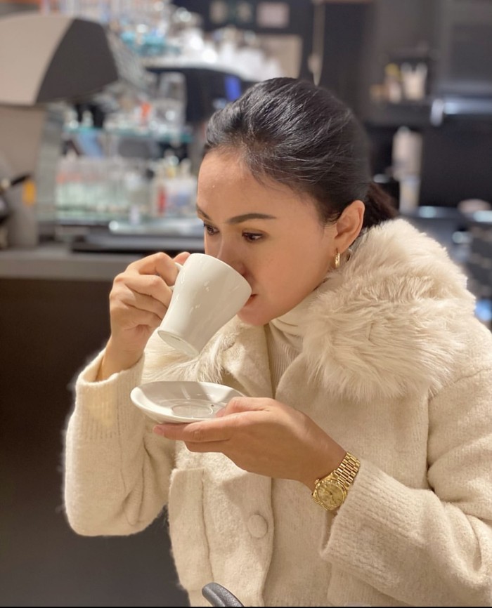 Awet Muda! Pesona Yuni Shara Saat Santai di Kafe hingga Ngopi