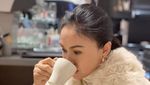 Awet Muda! Pesona Yuni Shara Saat Santai di Kafe hingga Ngopi