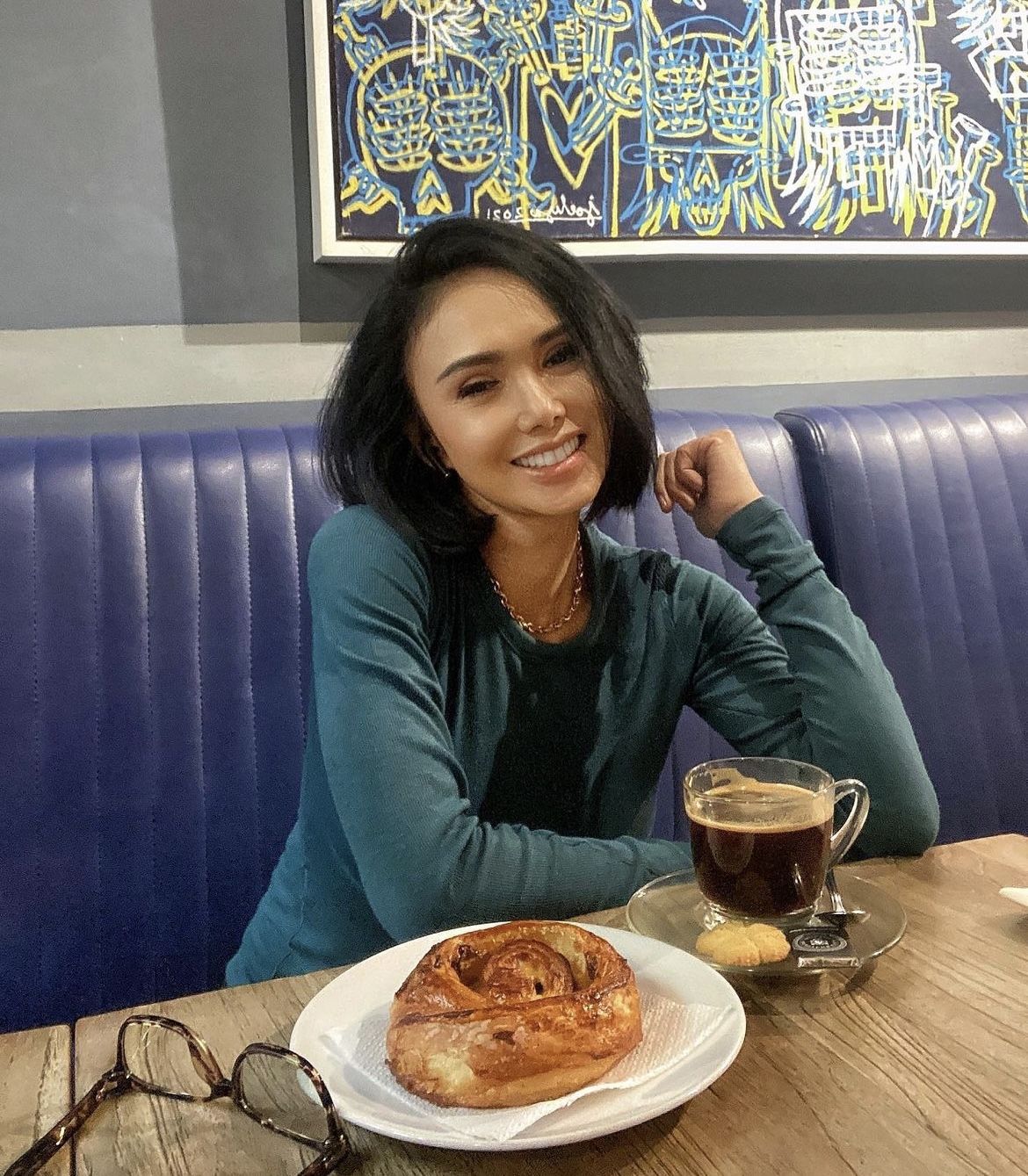 Awet Muda! Pesona Yuni Shara Saat Santai di Kafe hingga Ngopi