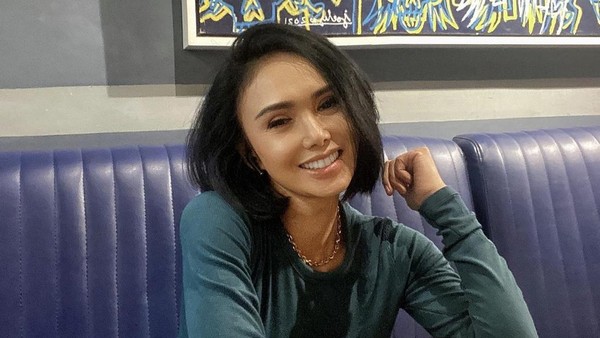 Awet Muda! Pesona Yuni Shara Saat Santai di Kafe hingga Ngopi