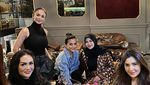 Awet Muda! Pesona Yuni Shara Saat Santai di Kafe hingga Ngopi