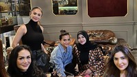 Kompak! Yuni Shara, Krisdayanti, Aurel dan Ashanty Hermansyah sedang berkumpul di kafe sambil menikmati berbagai macam minuman. Foto: Instagram @yunishara36