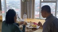 Kalau ini momen saat kakak Krisdayanti itu sedang makan bersama sang anak. Tampaknya mereka sedang sarapan ya? Foto: Instagram @yunishara36
