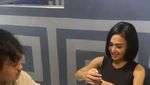 Awet Muda! Pesona Yuni Shara Saat Santai di Kafe hingga Ngopi