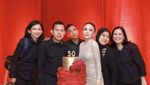 Awet Muda! Pesona Yuni Shara Saat Santai di Kafe hingga Ngopi