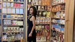 Awet Muda! Pesona Yuni Shara Saat Santai di Kafe hingga Ngopi