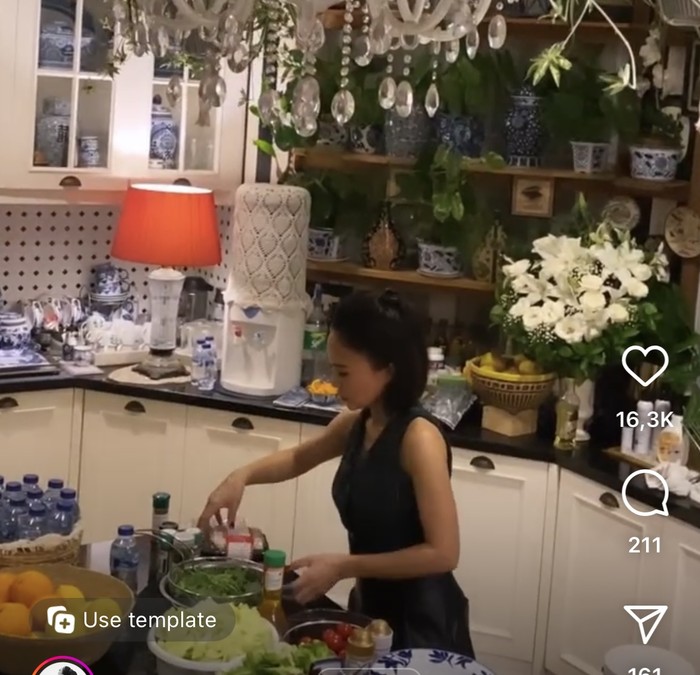 Awet Muda! Pesona Yuni Shara Saat Santai di Kafe hingga Ngopi Awet Muda! Pesona Yuni Shara Saat Santai di Kafe hingga Ngopi