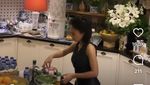 Awet Muda! Pesona Yuni Shara Saat Santai di Kafe hingga Ngopi