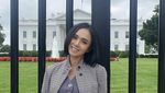 Awet Muda! Pesona Yuni Shara Saat Santai di Kafe hingga Ngopi