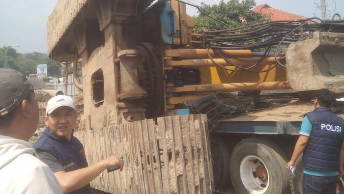 Crane terjatuh dari truk trailer di Pelabuhan Merak (dok istimewa)