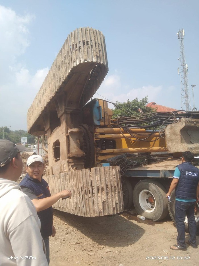 Crane terjatuh dari truk trailer di Pelabuhan Merak (dok istimewa)