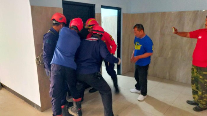 Damkar Bogor evakuasi pria diduga depresi di kamar mandi Graha Wartawan Cibinong (dok. Ist)