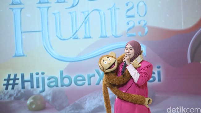 Ada juga Eli Susanti, kreator konten dengan kemampuan ventrilokuisme atau seni suara perut. Pada malam grand final Emeron Hijab Hunt 2023, Eli tampil bersama bonekanya Jojo dengan kontennya yang menarik dan menghibur penonton. Foto: Rifkianto Nugroho.