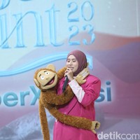 Ada juga Eli Susanti, kreator konten dengan kemampuan ventrilokuisme atau seni suara perut. Pada malam grand final Emeron Hijab Hunt 2023, Eli tampil bersama bonekanya Jojo dengan kontennya yang menarik dan menghibur penonton. Foto: Rifkianto Nugroho.