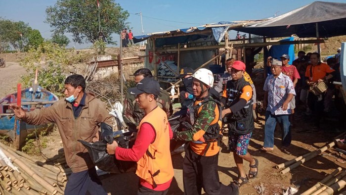 Evakuasi jenazah pemancing yang hilang saat mencari tiram di perairan Mangkang, Semarang, Sabtu (12/8/2023).