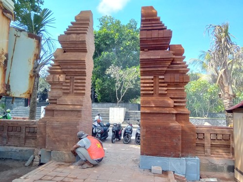 Gapura viral di Pantai Legian yang sebelumnya tinggi sebelah.