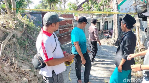 Garis polisi dipasang di area sumber bunyi misterius dari dalam bumi untuk sterilisasi dari warga.