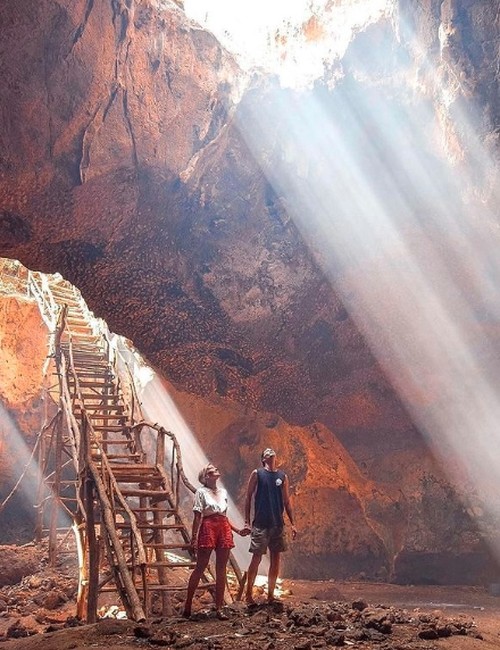 Gua Bangkang di kawasan Bukit Prabu, Desa Prabu, Kecamatan Pujut, Kabupaten Lombok Tengah, NTB. (Instagram @visitlombokisland)