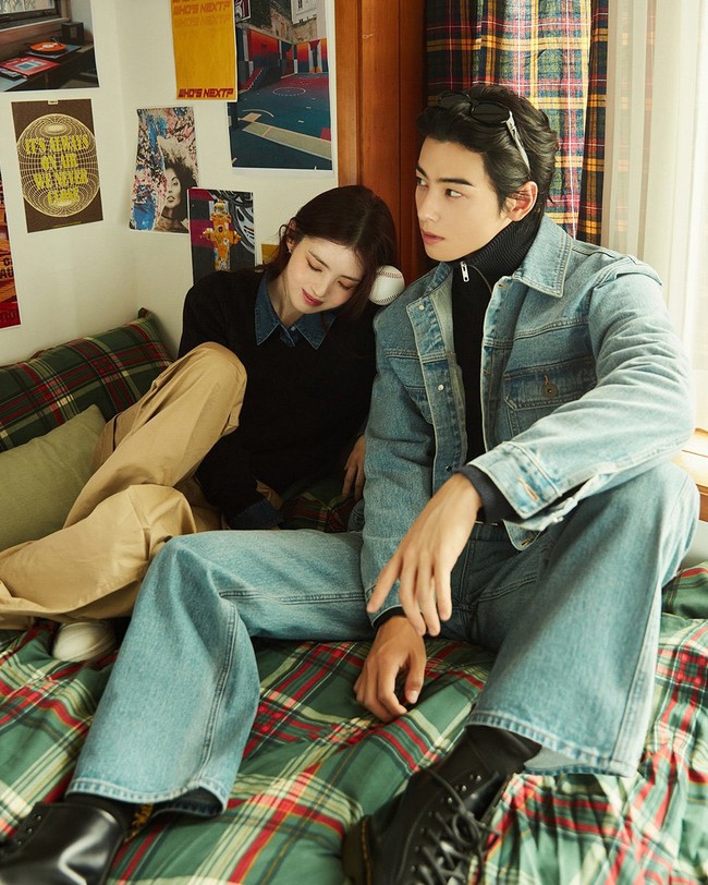 Han So Hee dan Cha Eun Woo dipasangkan sebagai model dalam iklan terbaru Giordano. Kemesraan mereka sontak menjadi perbincangan para penggemar.Foto: dok. Giordano