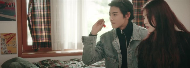 Adegan gemas dalam iklan tersebut juga menyorot momen Cha Eun Woo dan Han So Hee bermain dart board di kamar. Foto: dok. Giordano