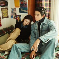 Han So Hee dan Cha Eun Woo dipasangkan sebagai model dalam iklan terbaru Giordano. Kemesraan mereka sontak menjadi perbincangan para penggemar.Foto: dok. Giordano