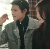 Adegan gemas dalam iklan tersebut juga menyorot momen Cha Eun Woo dan Han So Hee bermain dart board di kamar. Foto: dok. Giordano