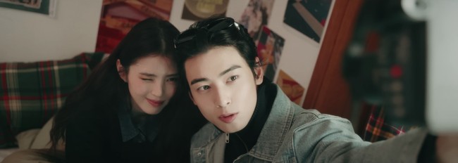 Si cantik dan si ganteng juga mengabadikan momen bersama yang intimate dengan kamera polaroid. Foto: dok. Giordano