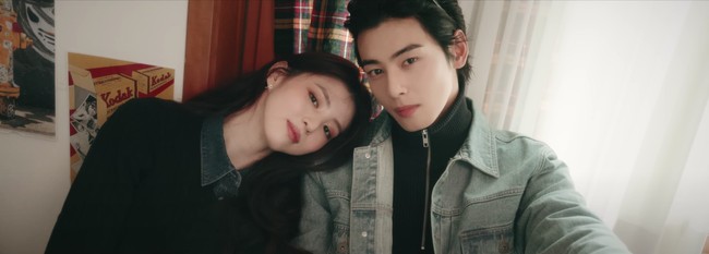 Seperti pasangan kekasih yang sedang kasmaran. Han So Hee menyandarkan kepalanya di bahu Cha Eun Woo.Foto: dok. Giordano