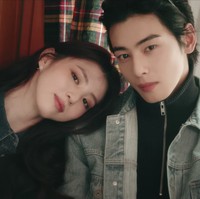 Seperti pasangan kekasih yang sedang kasmaran. Han So Hee menyandarkan kepalanya di bahu Cha Eun Woo.Foto: dok. Giordano