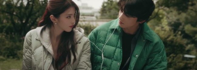 Tak sedikit pula yang menyorot bahwa Han So Hee kerap dipasangkan dengan idol kelahiran 1997. Setelah jadi model video klip Jungkook BTS, kini dia syuting iklan bersama sahabat maknae BTS itu.Foto: dok. Giordano