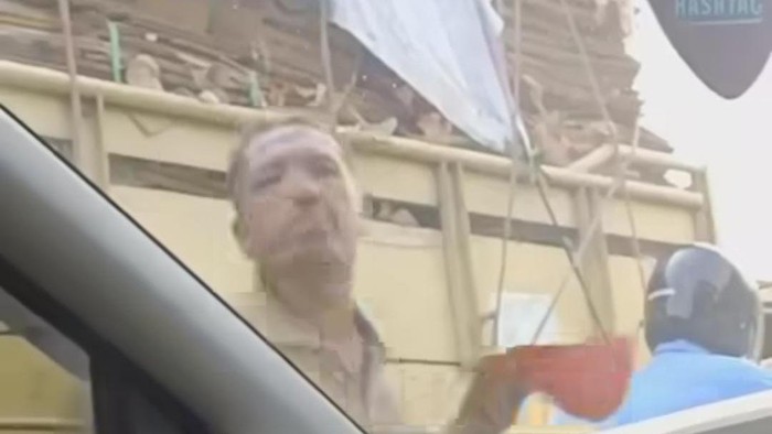 Heboh Aksi Pengemis Ludahi Kaca Mobil di Bandung