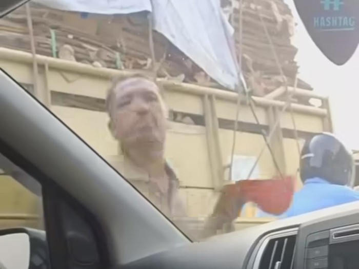 Heboh Aksi Pengemis Ludahi Kaca Mobil di Bandung