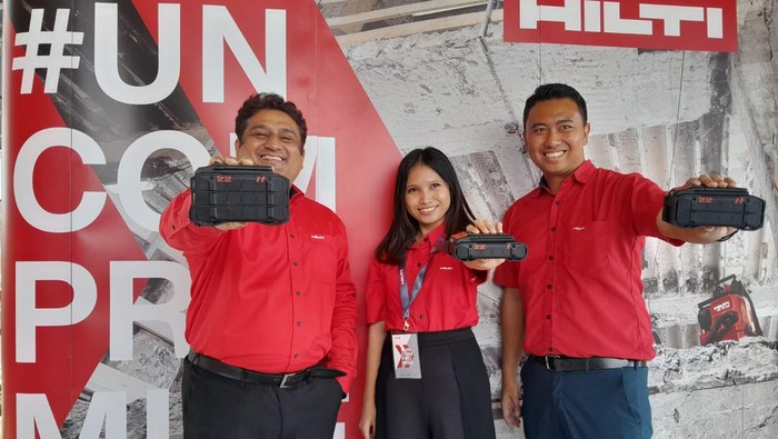 Sejumlah pekerja bangunan berlomba membuat rumah dalam Pameran Konstruksi Indonesia di JIExpo Kemayoran, Jakarta. Yuk kita lihat.