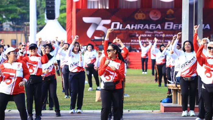 Istri polisi dan TNI olahraga bersama di Lapangan Bhayangkara