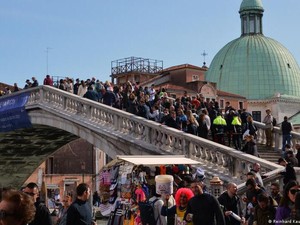 Italia Berjuang Lawan Pariwisata Massal dan Berlebihan