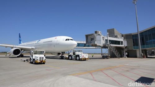 Jemaah umrah bersiap ke Jeddah, Arab Saudi melalui bandara YIA, Kabupaten Kulon Progo, DIY, Sabtu (12/8/2023).