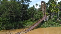 Jembatan gantung yang dibangun pada 2017 lalu tersebut ambruk disebabkan tali penyangga jembatan putus dan mengakibatkan terganggunya aktivitas perekonomian masyarakat pedalaman. 