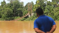 Warga pun terpaksa menggunakan jalur alternatif dengan jarak tempuh sekitar 16 kilometer.