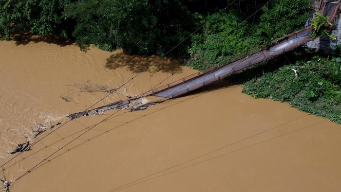Jembatan gantung ambruk di Aceh Barat Warga menyaksikan jembatan gantung penghubung Kecamatan Woyla dan Kecamatan Woyla Timur yang ambruk di Desa Cot Punti, Aceh Barat, Aceh, Sabtu (12/8/2023). Jembatan gantung yang dibangun pada 2017 lalu tersebut ambruk disebabkan tali penyangga jembatan putus dan mengakibatkan terganggunya aktivitas perekonomian masyarakat pedalaman dan terpaksa menggunakan jalur alternatif dengan jarak tempuh sekitar 16 kilometer. ANTARA FOTO/Syifa Yulinnas/rwa.